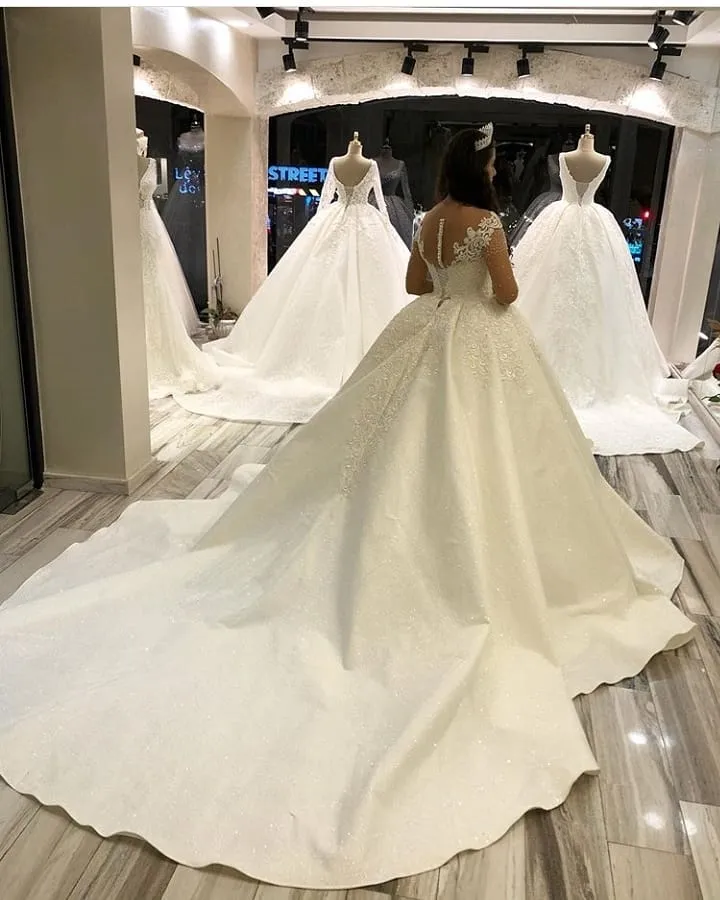 Elegant Long Sleeve Princess Sweetheart Satin Wedding Dress with Appliques