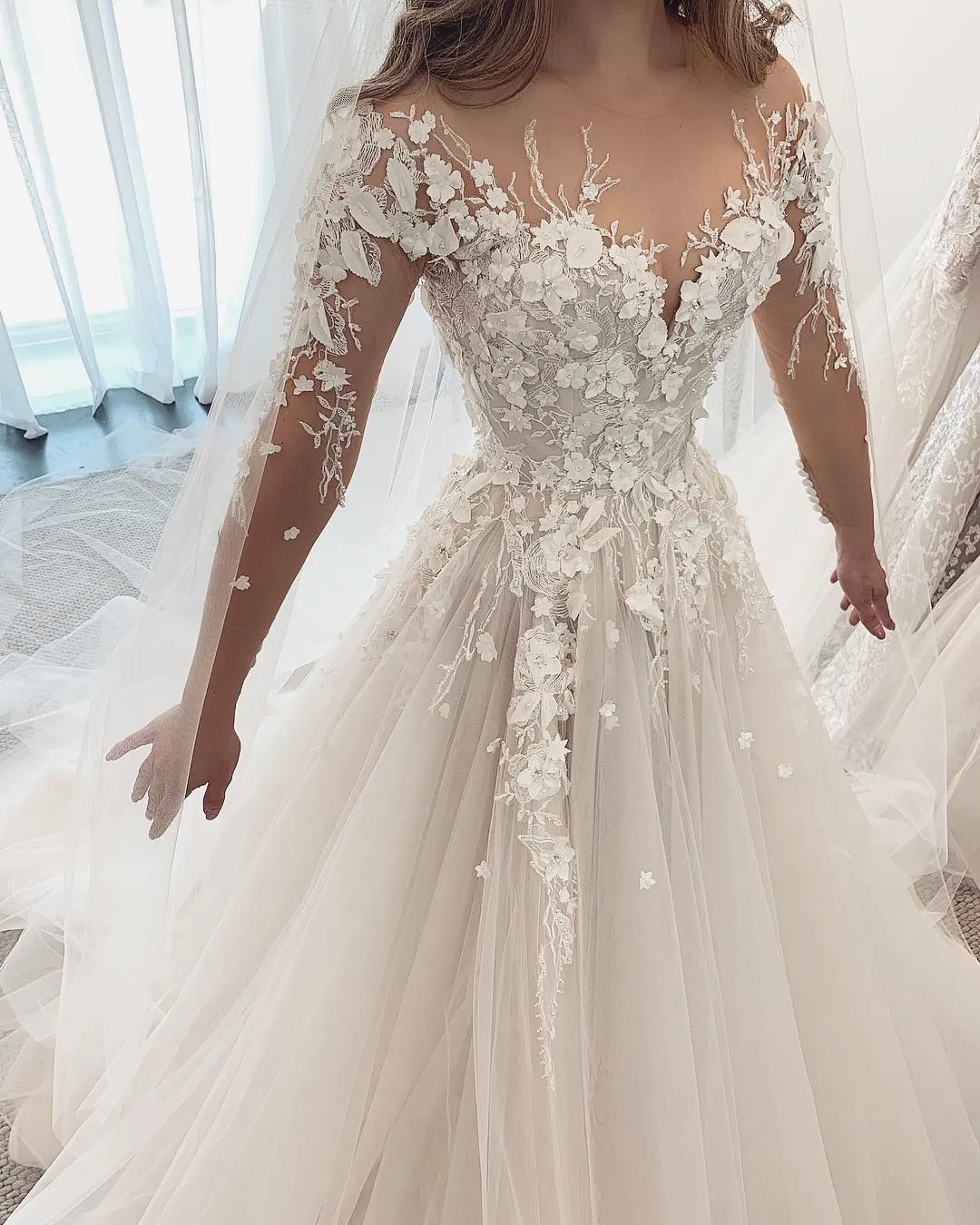 Elegant Sweetheart Long Sleeve A-Line Tulle Wedding Dress with Lace Appliques
