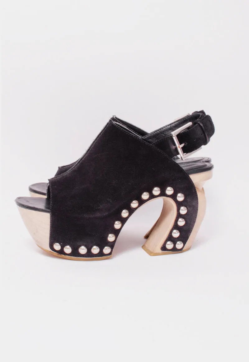 STUDDED CLOGS