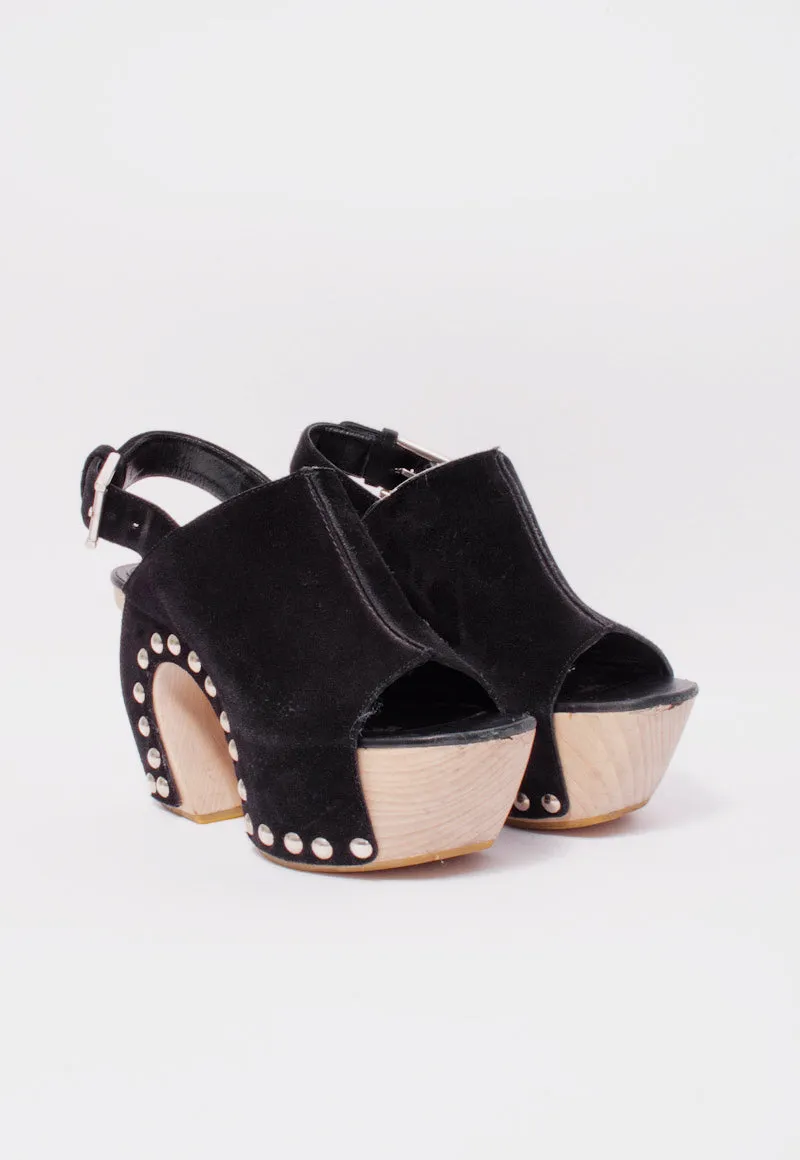 STUDDED CLOGS